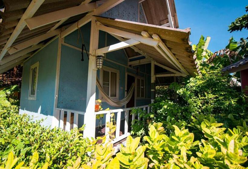 חדר משפחתי, Colorful Hut