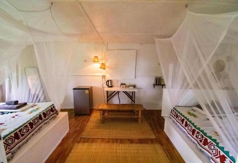 חדר משפחתי, Colorful Hut