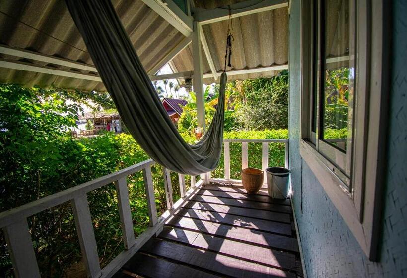 חדר משפחתי, Colorful Hut