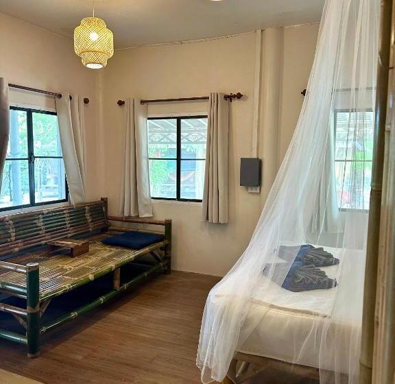 חדר משפחתי נוף לגינה, Colorful Hut