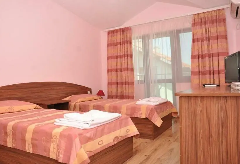 Chambre Triple Standard avec Balcon, Jaky Spa Complex
