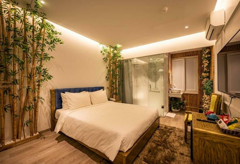 اتاق سوپریور, Mai