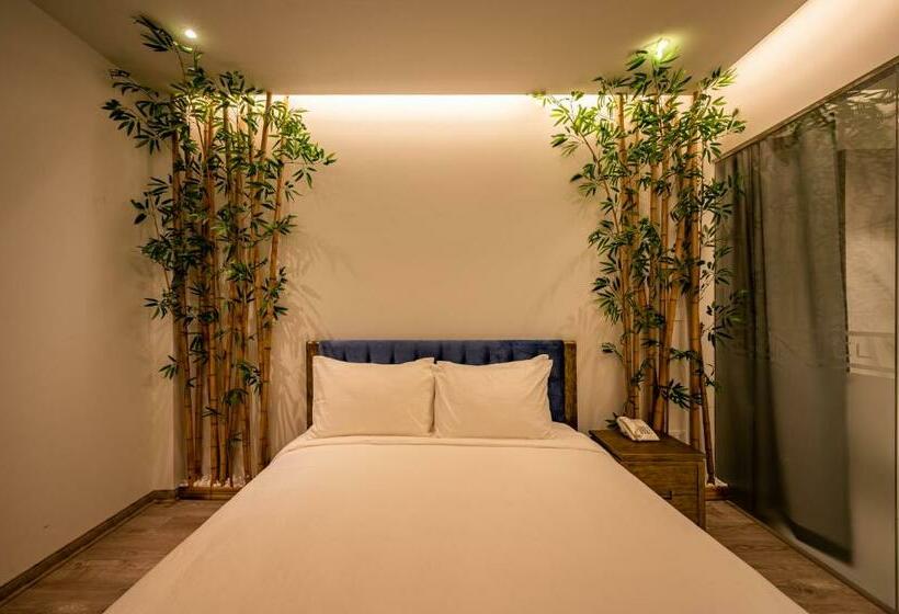 اتاق سوپریور, Mai