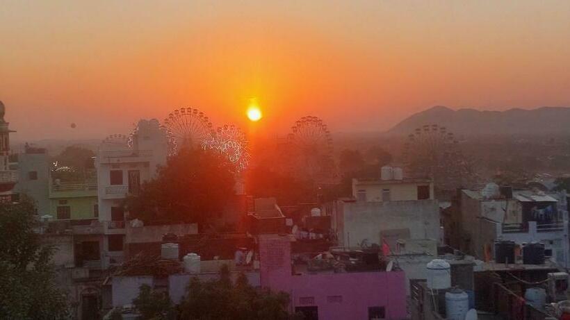 اتاق اکونومی, Suri Guest House