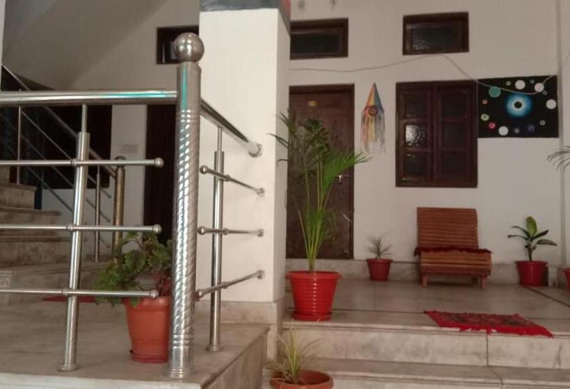 اتاق لوکس, Suri Guest House
