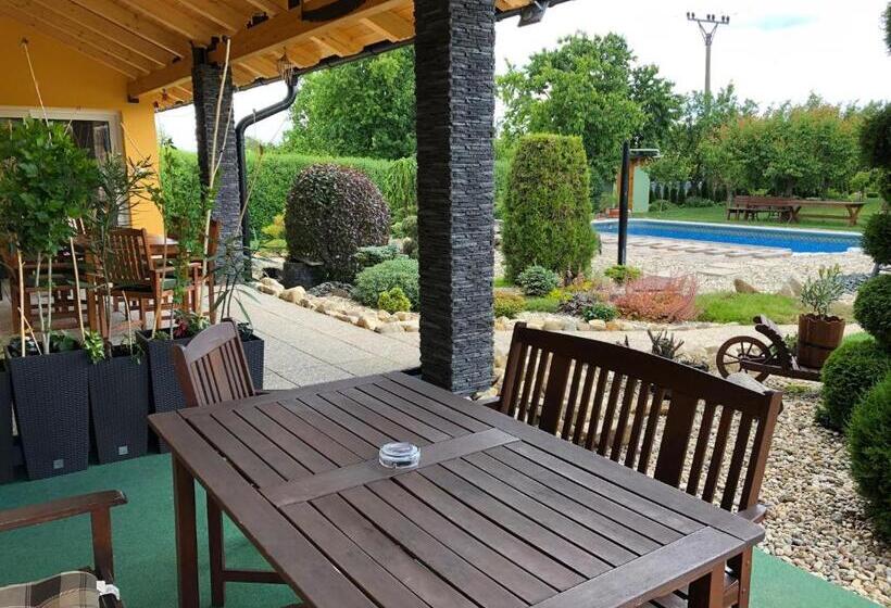 침실 2개 아파트, U Fousáče