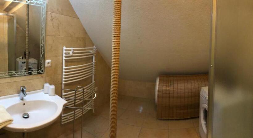 스탠다드 트리픔 룸 공동욕실, U Fousáče