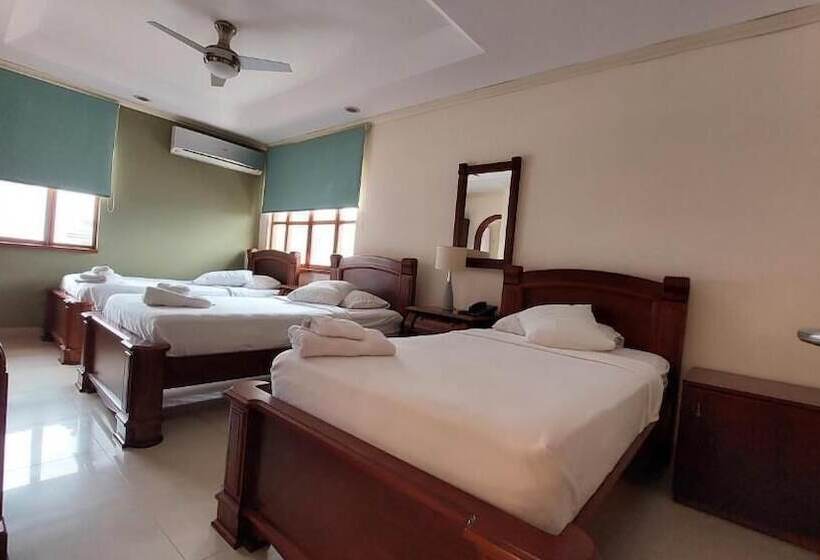 חדר דלוקס לשלושה, Voyager Manta