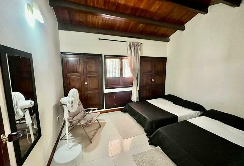 חדר סטנדרטי לארבעה עם חדר אמבטיה משותף, ámbar Hostel San Gil