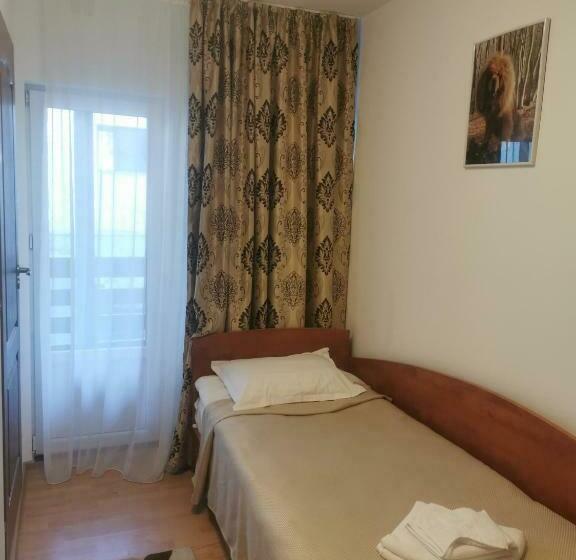 חדר סטנדרט יחיד, Thor și Cora