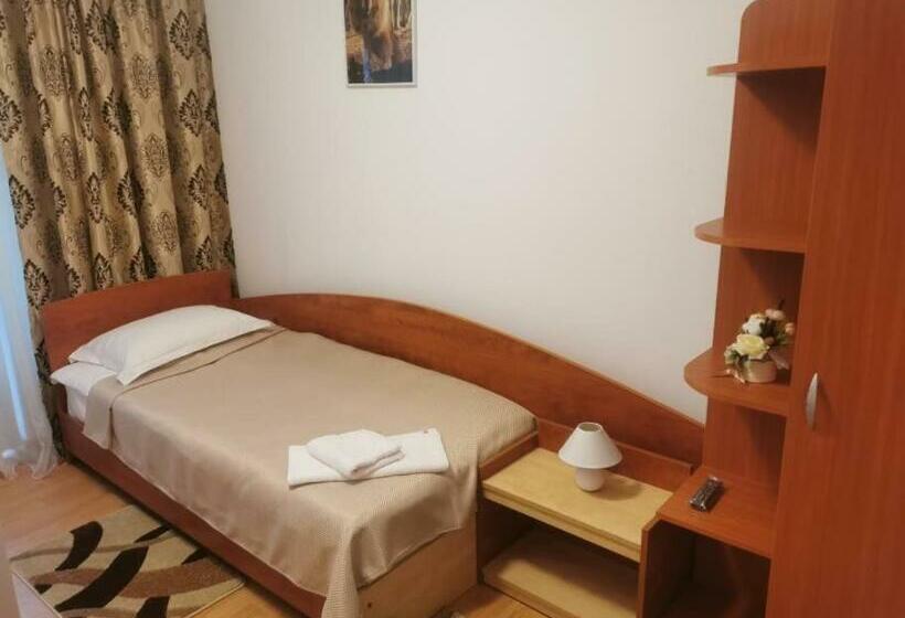 חדר סטנדרט יחיד, Thor și Cora