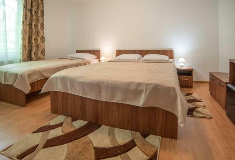 חדר משפחתי, Thor și Cora