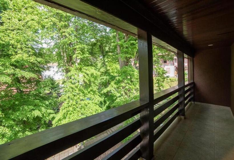 חדר משפחתי, Thor și Cora