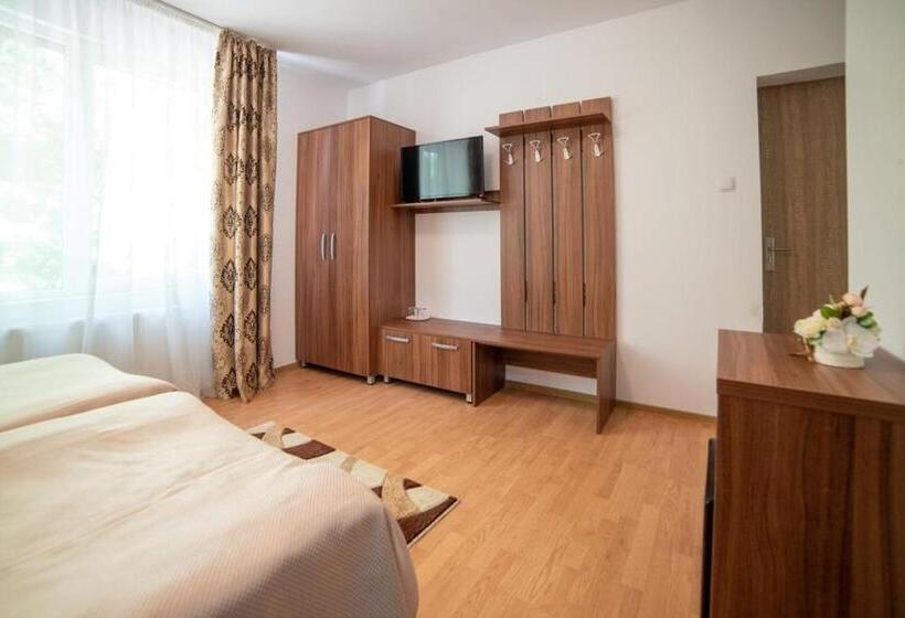 חדר דלוקס, Thor și Cora