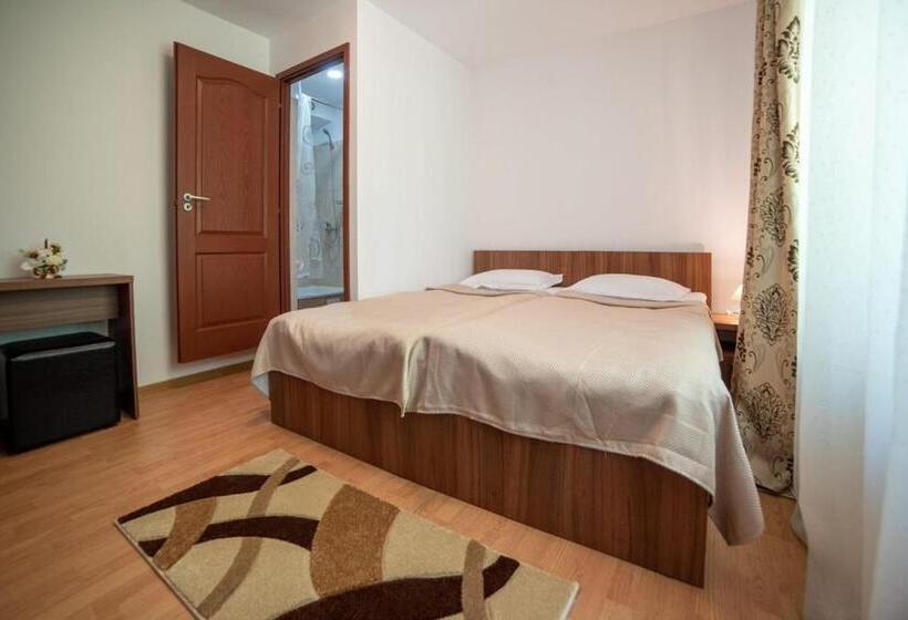 חדר דלוקס, Thor și Cora