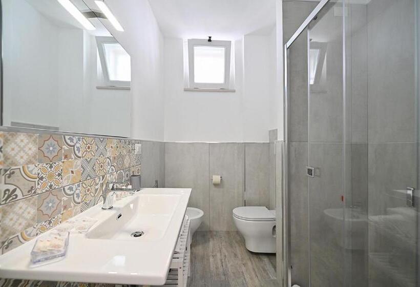 غرفة قياسية رباعية مزودة بشُرفة, Dimora Del Corso