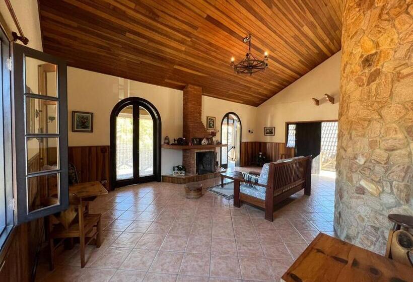 1 Bedroom Penthouse Apartment, Banyvas Chalés