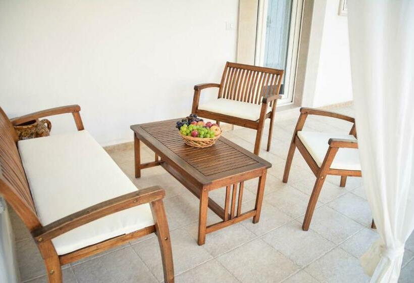 جناح جونيور مزوَّد بتراس, Torre Pendio B&b