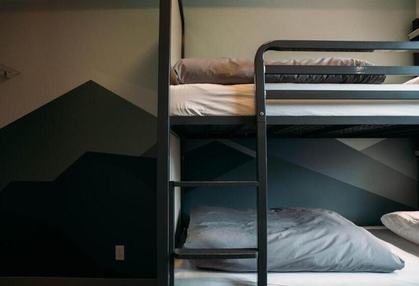 Кровать в Многоместном Номере с Общей Ванной, Hi Jasper   Hostel