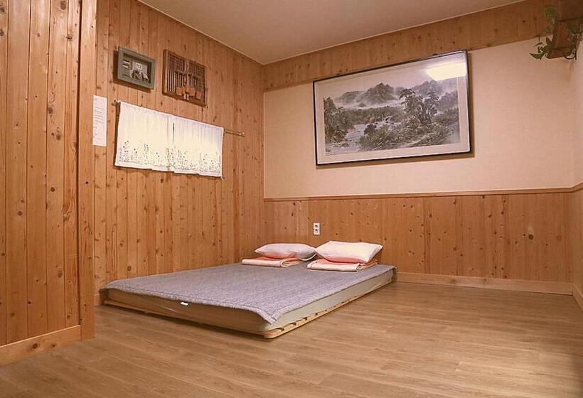 스탠다드 스튜디오, Hanok Story Guesthouse