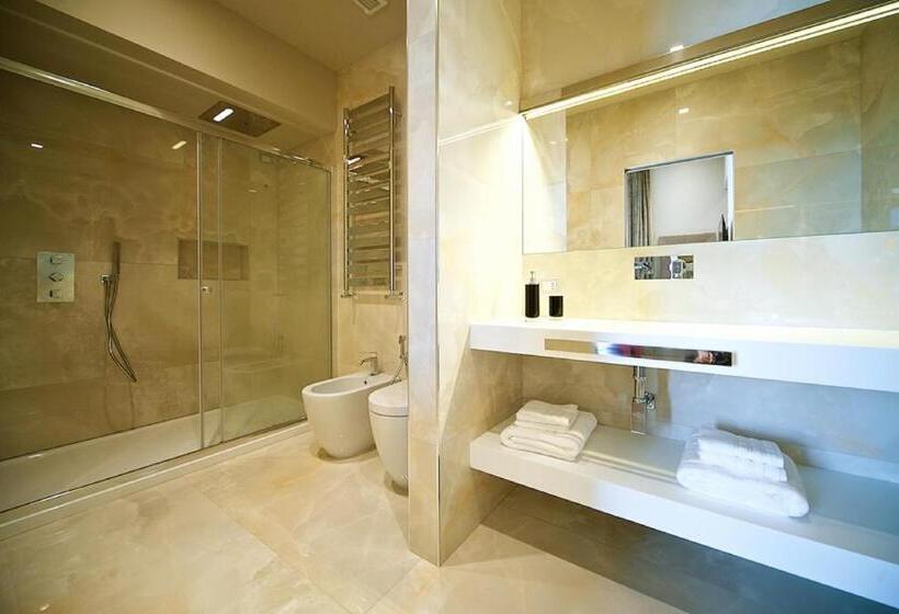 מיטת קינג בסוויטה, Vittoriano Luxury Suites