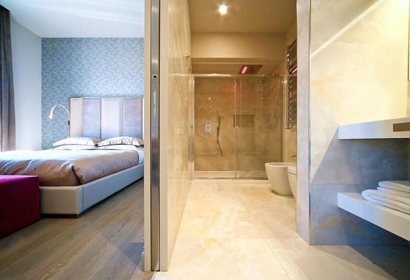 מיטת קינג בסוויטה, Vittoriano Luxury Suites