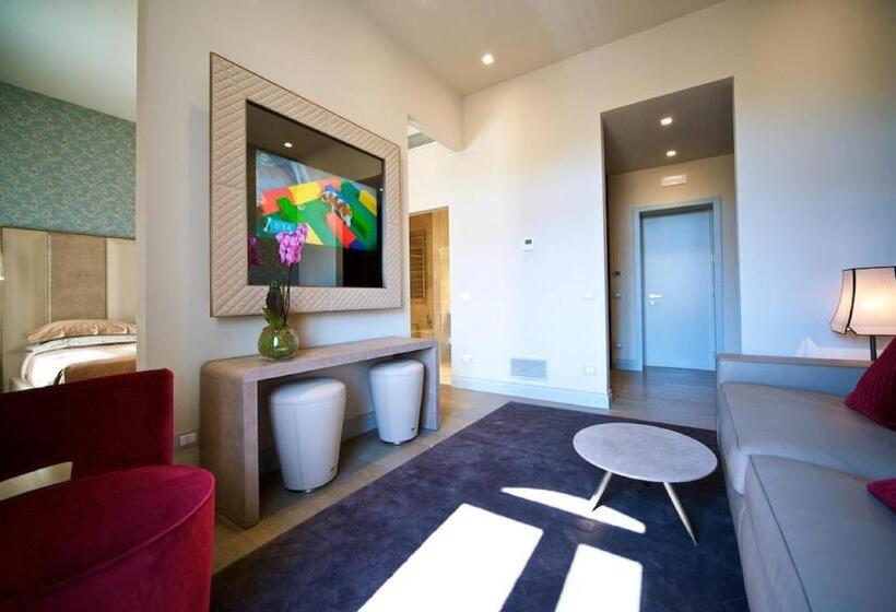 מיטת קינג בסוויטה, Vittoriano Luxury Suites