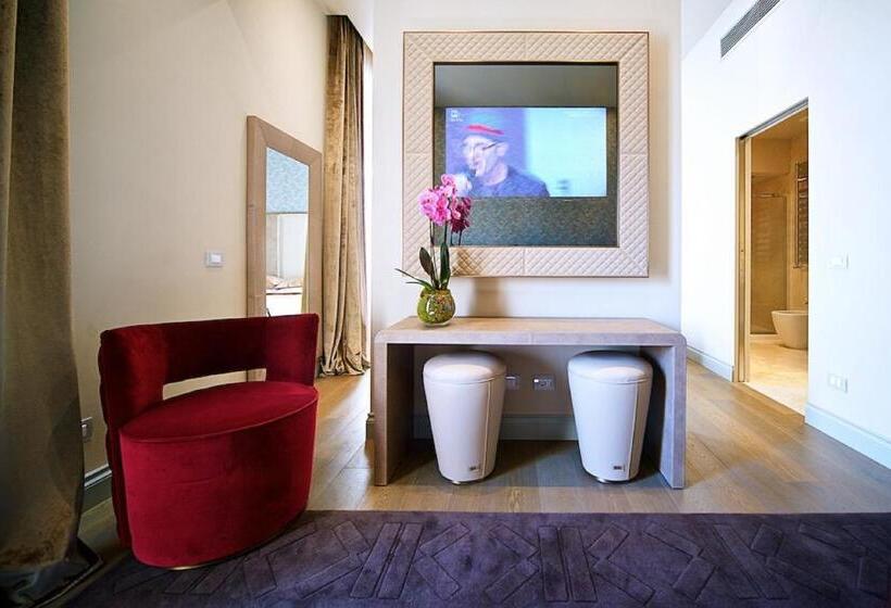 מיטת קינג בסוויטה, Vittoriano Luxury Suites