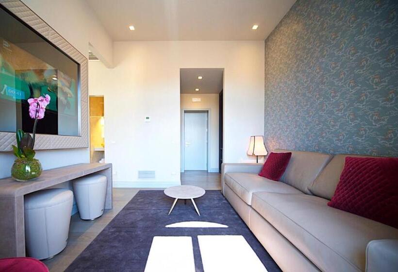 מיטת קינג בסוויטה, Vittoriano Luxury Suites