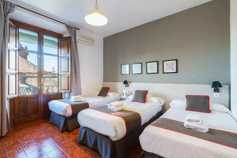 Camera Tripla Standard, La Perla Granada Suites