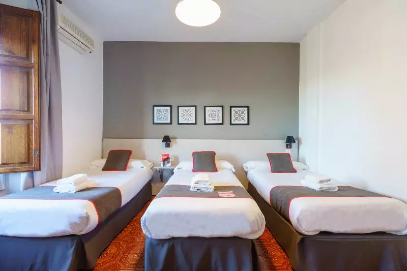 Camera Tripla Standard, La Perla Granada Suites