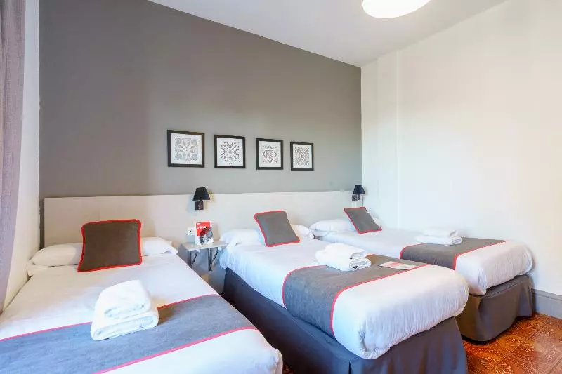 Camera Tripla Standard, La Perla Granada Suites