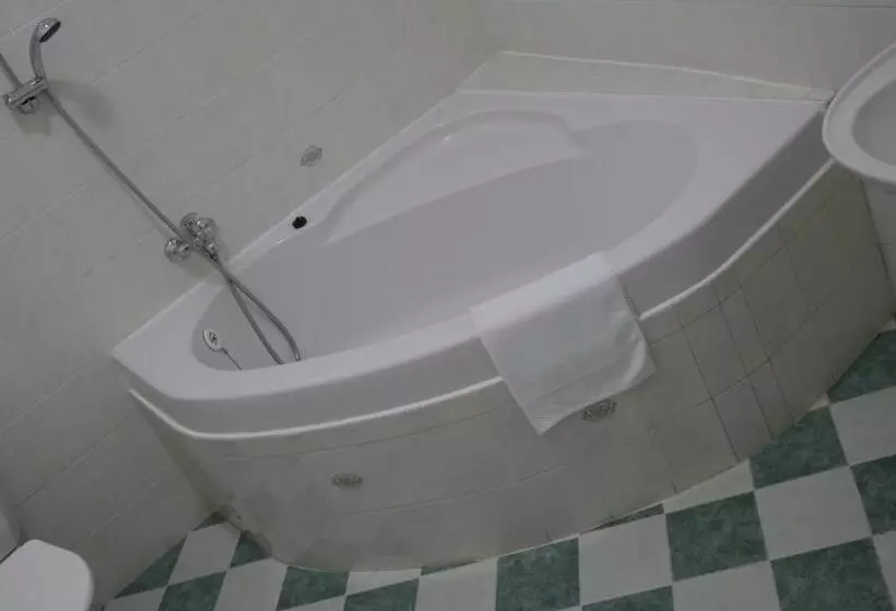 デラックスの４人部屋, Bílý Koníček