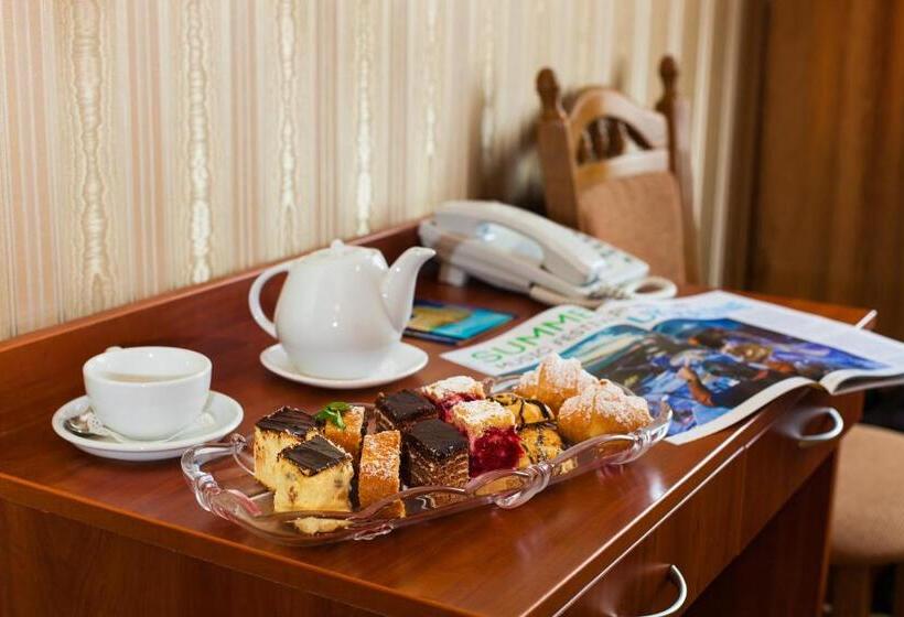 جناح جونيور, Conference Hotel Suputnyk