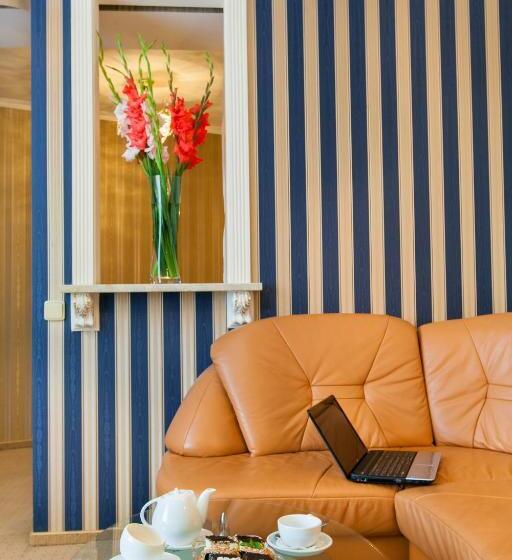 جناح جونيور, Conference Hotel Suputnyk