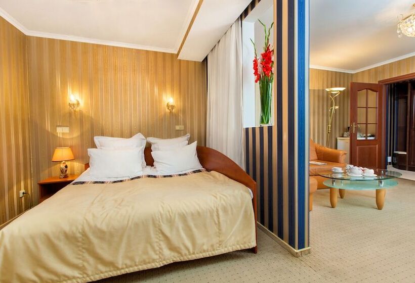 جناح جونيور, Conference Hotel Suputnyk