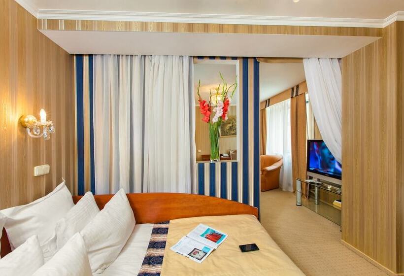 جناح جونيور, Conference Hotel Suputnyk