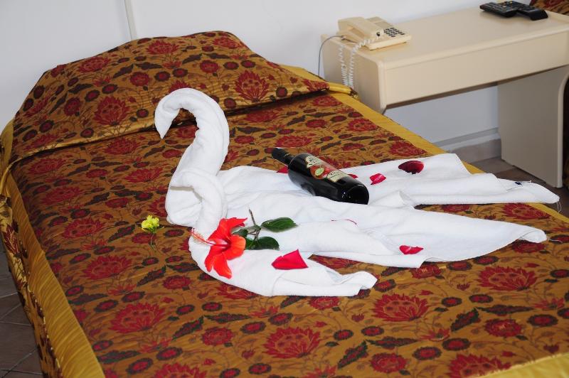 חדר משפחתי, Gold Twins Boutique