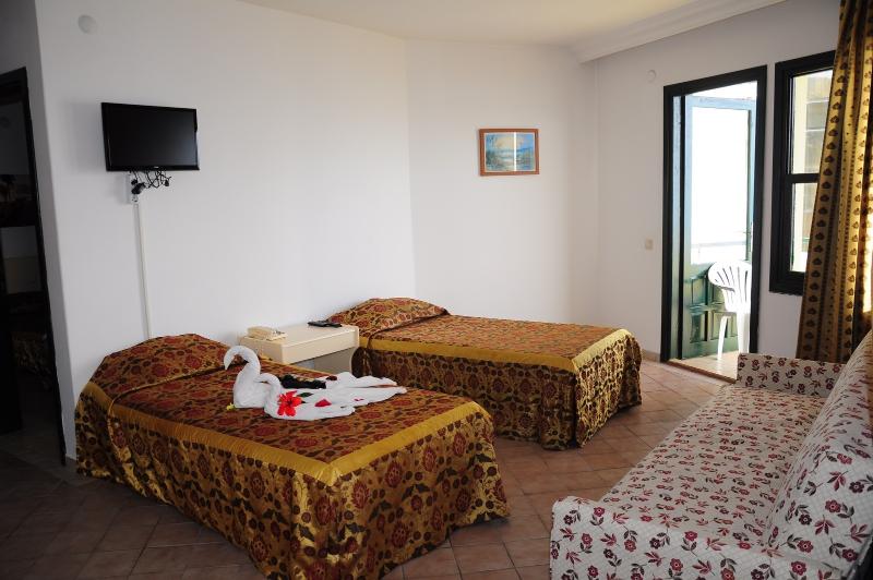 חדר משפחתי, Gold Twins Boutique