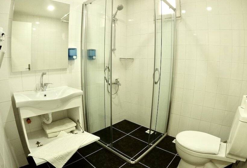 חדר משפחתי, Gold Twins Boutique