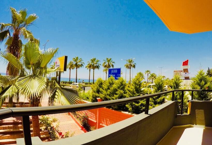 חדר משפחתי, Gold Twins Boutique