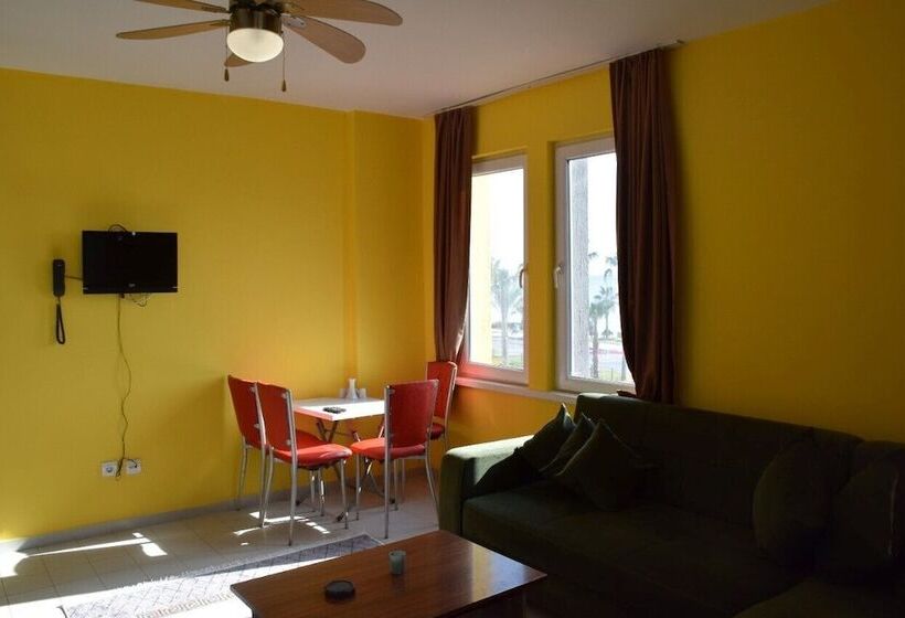 חדר משפחתי, Gold Twins Boutique