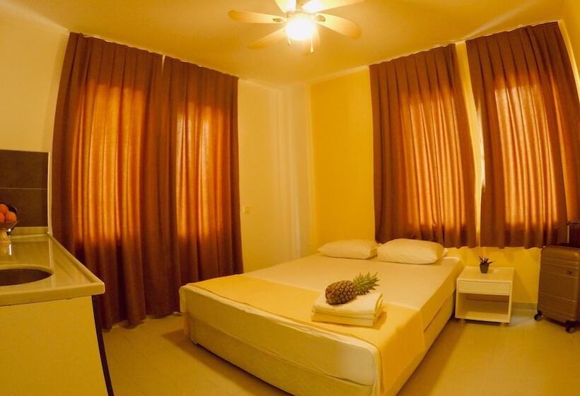 חדר משפחתי, Gold Twins Boutique