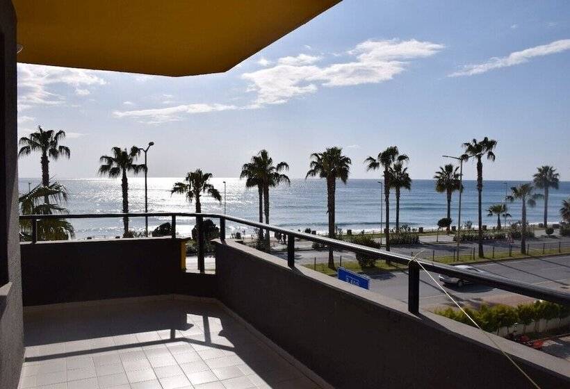 חדר משפחתי, Gold Twins Boutique