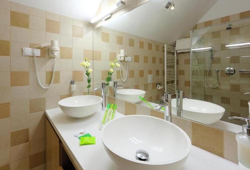 クラシックファミリールーム, Historia Malomkert