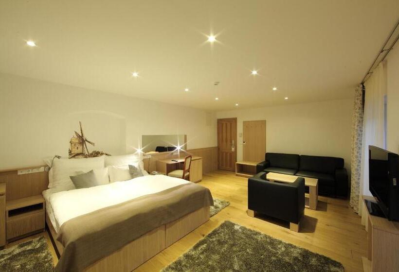 غرفة عائلية كلاسيكية, Historia Malomkert