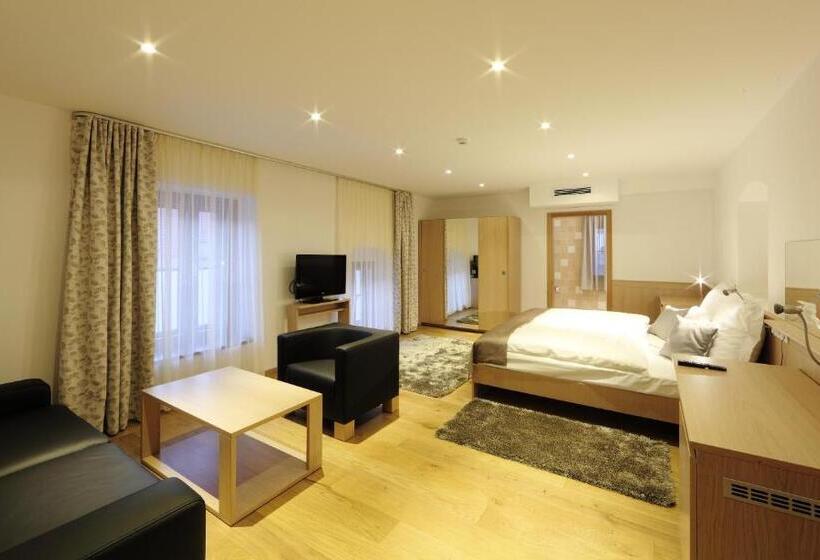 חדר משפחתי קלאסי, Historia Malomkert