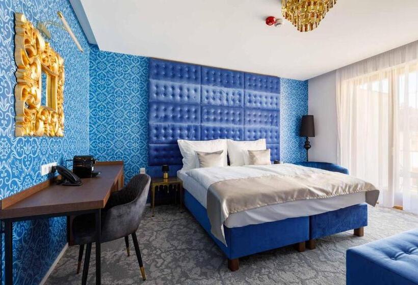 غرفة سوبيريور مطلة على المدينة, Historia Malomkert