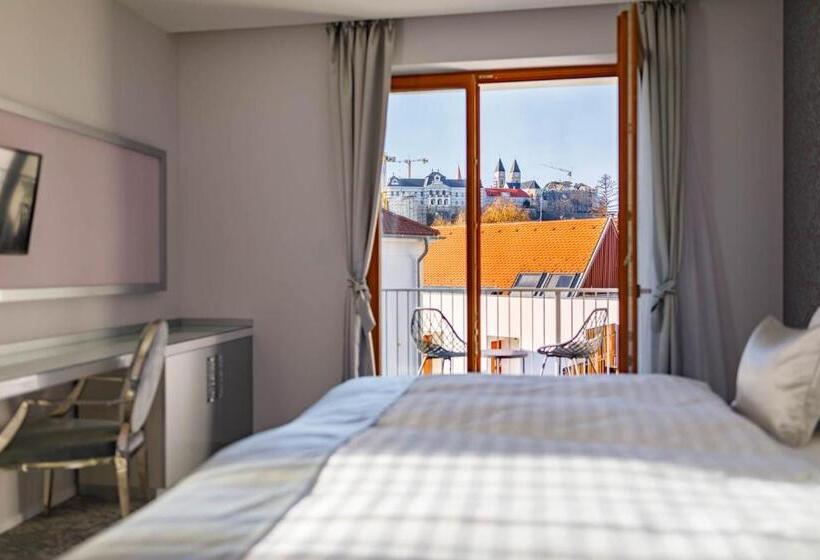 חדר סופריור נוף לעיר, Historia Malomkert