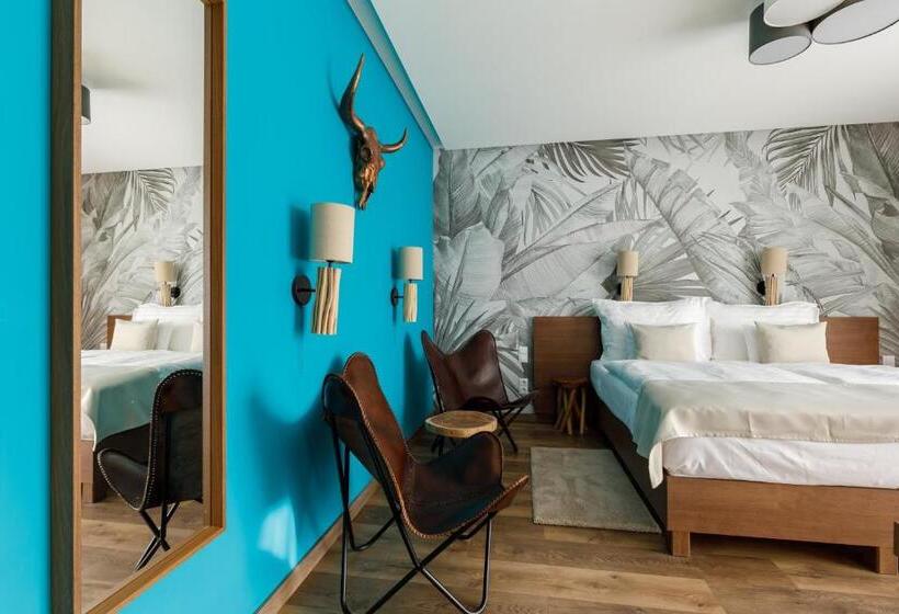 غرفة قياسية, Historia Malomkert